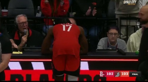 他太想贏了！伊森搶斷后補(bǔ)籃幾乎絕殺 判定超時(shí)后沮喪趴在技術(shù)臺(tái)