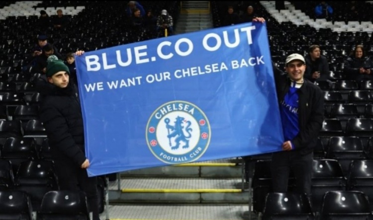 TA：切爾西球迷區(qū)有人舉“BlueCo Out”的旗幟，阿布名字也被唱起