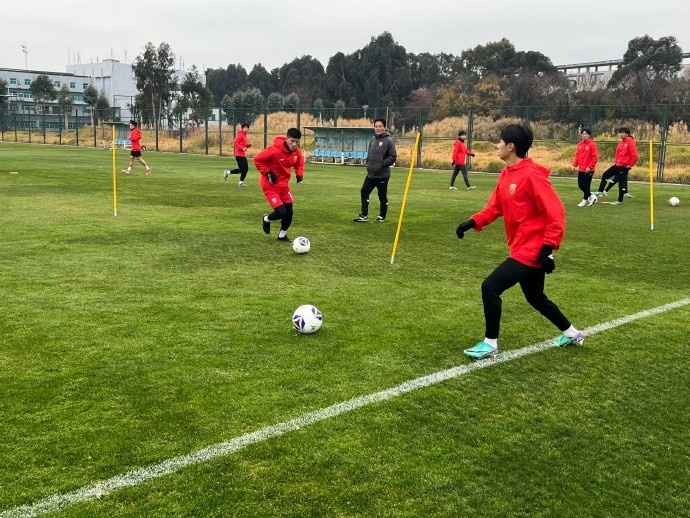 上海海港B队抵达云南昆明海埂基地，正式开启为期三周的冬训