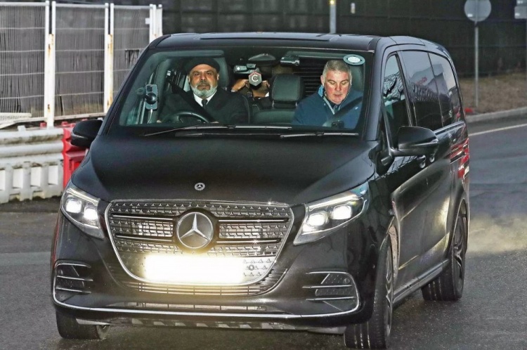 塞梅尼奧今日上午被拍到抵達(dá)曼徹斯特，準(zhǔn)備完成轉(zhuǎn)會曼城程序