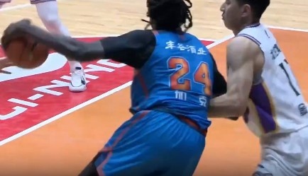 就靠外援撐著了！加克和龐茲半場合計砍下26分 全隊(duì)共得39分