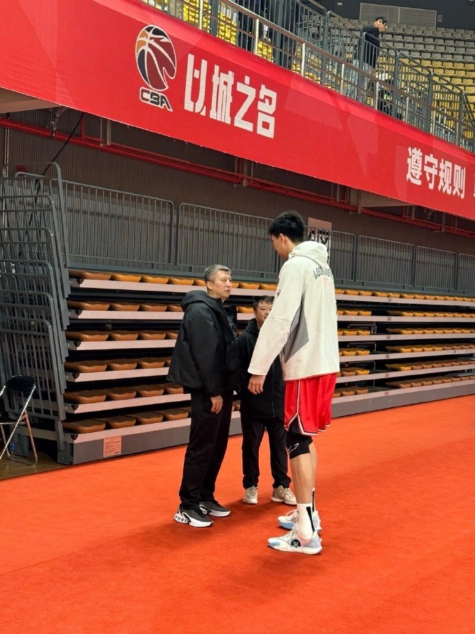 繼續(xù)考察！郭士強(qiáng)今天來(lái)到廣州男籃主場(chǎng) 觀看廣州VS浙江