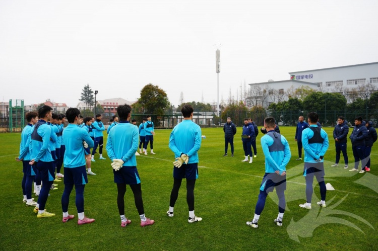 莫拉攜教練團(tuán)隊(duì)與隊(duì)員們會(huì)合，開(kāi)啟其上任后的首次冬訓(xùn)課