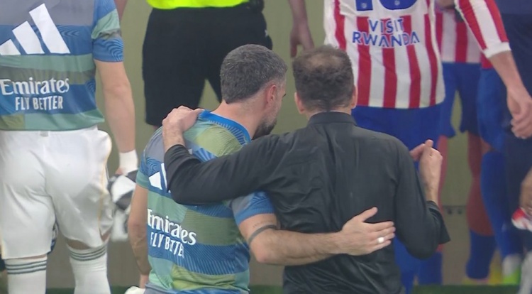 聊啥呢？西蒙尼半場休息時(shí)與卡瓦哈爾聊天，并朝著球場比劃