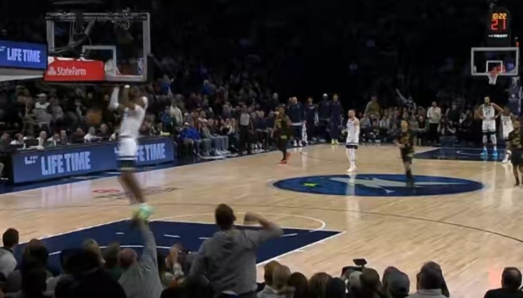 氣勢如虹！蘭德爾沖板直接助攻麥丹快下扣籃 森林狼開場9