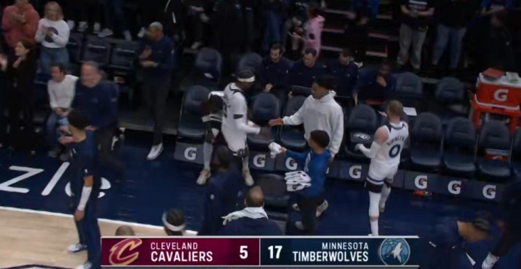 先發(fā)制人！迪文岑佐三分命中 森林狼開(kāi)場(chǎng)7中7轟17