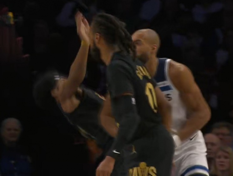 無(wú)情鐵肘！戈貝爾單打阿倫將后者肘出界外被吹進(jìn)攻犯規(guī)