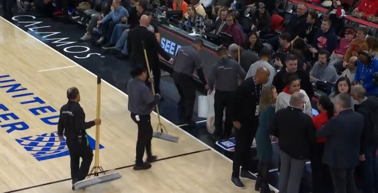 CBA可沒(méi)這事！公牛主場(chǎng)工作人員瘋狂拖地 球員已經(jīng)返回更衣室