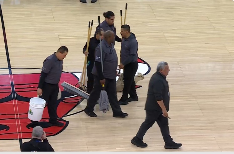 大掃除結(jié)束要開打了？公牛現(xiàn)場拖地工作人員收拾工具撤退