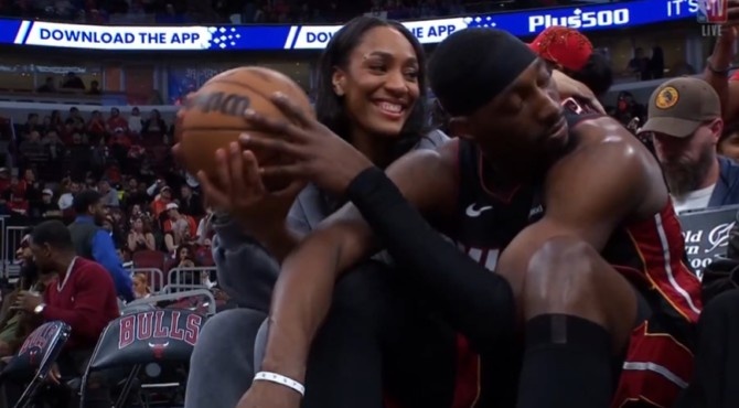 比賽還不開！阿德巴約場(chǎng)邊與女友阿賈甜蜜互動(dòng) 后者笑開顏