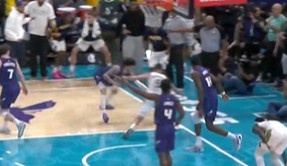 老將擔(dān)當(dāng)！麥康納拋投+前場(chǎng)反斷 西卡反超上籃 最后時(shí)刻逆轉(zhuǎn)戰(zhàn)局