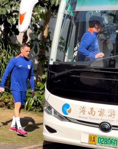 土洋結(jié)合！記者曬照：泰山隊來了倆外籍助教