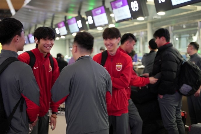 [中超]海港跟队晒照：此前有伤在身的李新翔随队前往迪拜冬训