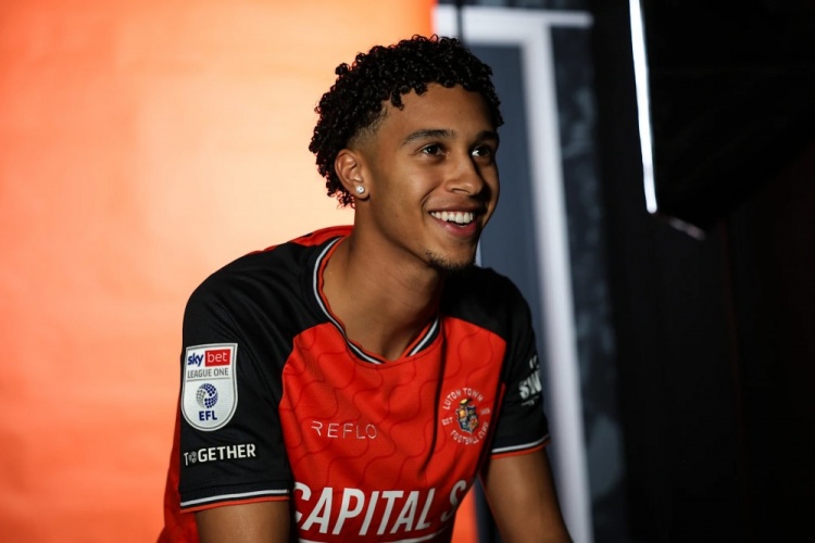 盧頓官方：租借曼城20歲邊鋒埃米利奧·勞倫斯，租期至本賽季結(jié)束