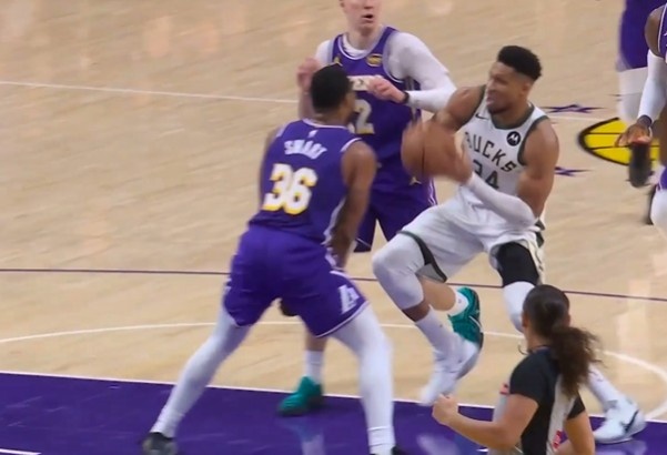 字母哥反擊撞倒斯瑪特上籃2+1 湖人挑戰(zhàn)成功&變字母哥進(jìn)攻犯規(guī)