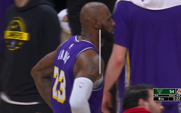 拼了老命！詹姆斯邊線積極逼防特納 掏球加倒地救球差點(diǎn)搶斷！