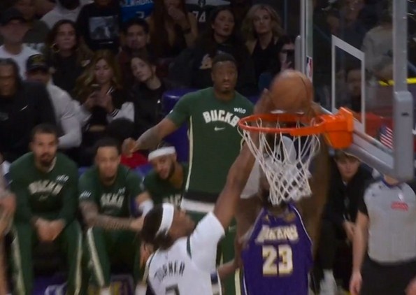 依然能沖！詹姆斯轉身突破試圖隔扣未果 造成殺傷2罰都有