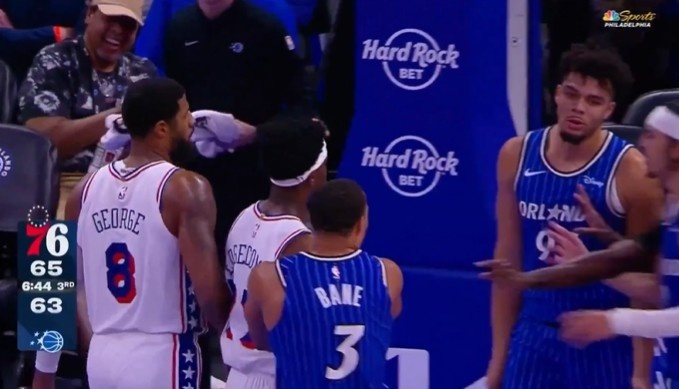 這新秀靠譜！恩比德被犯倒地遭挑釁 新秀埃奇庫姆上前替大哥出頭