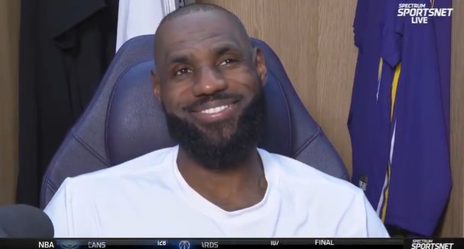 對判罰不滿影響了比賽節(jié)奏？詹姆斯笑道：我不知道 不知道不知道!