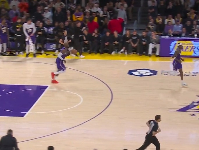 最后一攻發(fā)起前詹姆斯詢問雷迪克是否暫停 得到的回應是直接打