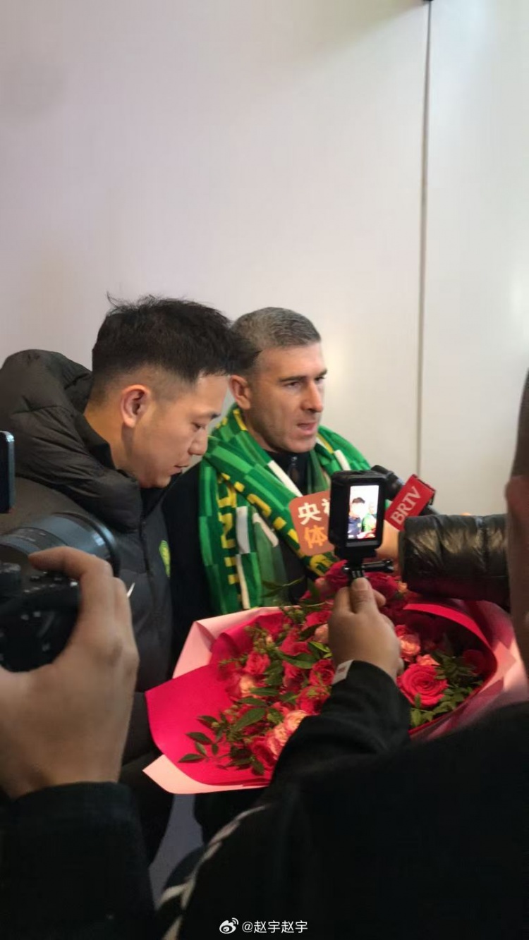 記者曬圖：國安新帥蒙哥馬利已經(jīng)抵達北京