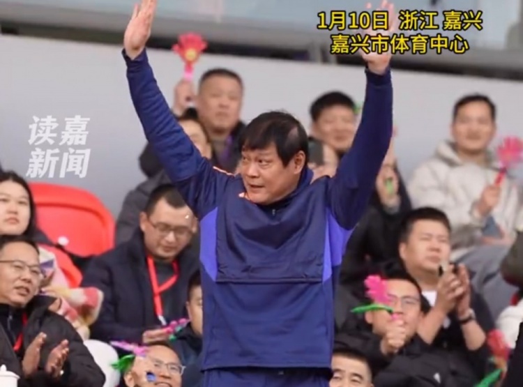 [有道理嘛?]范志毅出席嘉兴足球联赛开幕式，为揭幕战开球(图1)