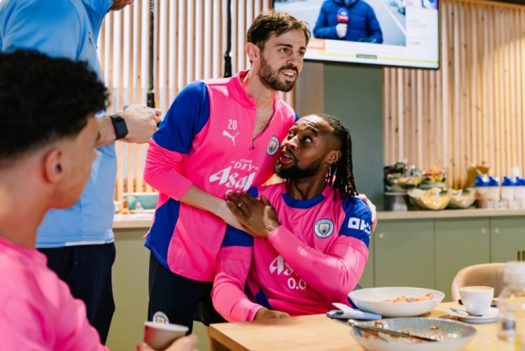 今晚迎來(lái)首秀？曼城官方曬圖，福登、B席等隊(duì)友歡迎塞梅尼奧