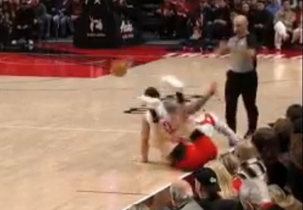 拓媒：楊瀚森撲搶地板球頭部被亞當(dāng)斯屁股壓住 真夠強(qiáng)硬 得夸一下