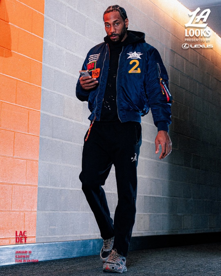 做客汽車城！快船型男上街LOOK 小卡夾克酷帥 哈登松弛感拉滿