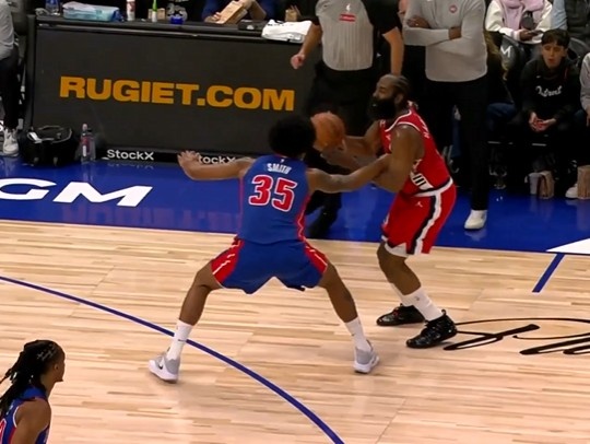 手欠啊！托盧·史密斯防守把手搭在哈登小臂上 被后者直接造三罰