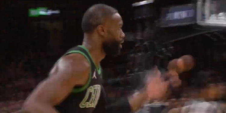 高射炮！杰倫·布朗迎著文班亞馬調高弧頂命中三分球