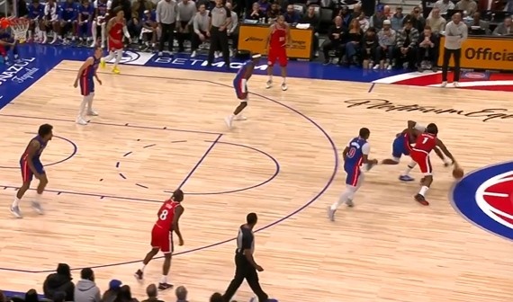 干啥呢？哈登弧頂又被斷 奧薩爾輕松扣籃得分