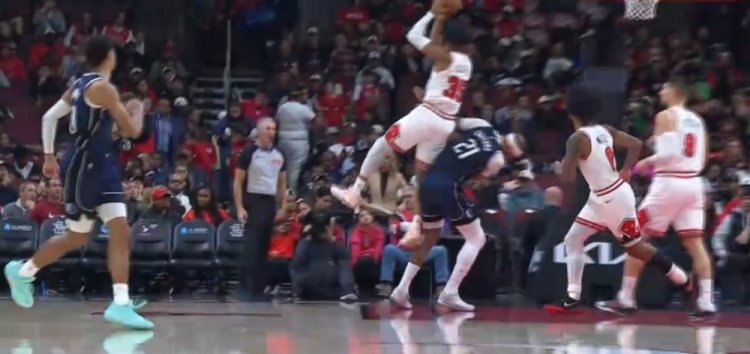 幸無大礙！奧科羅拼搶倒地砸中加福德 簡單調整后兩人均繼續(xù)作戰(zhàn)