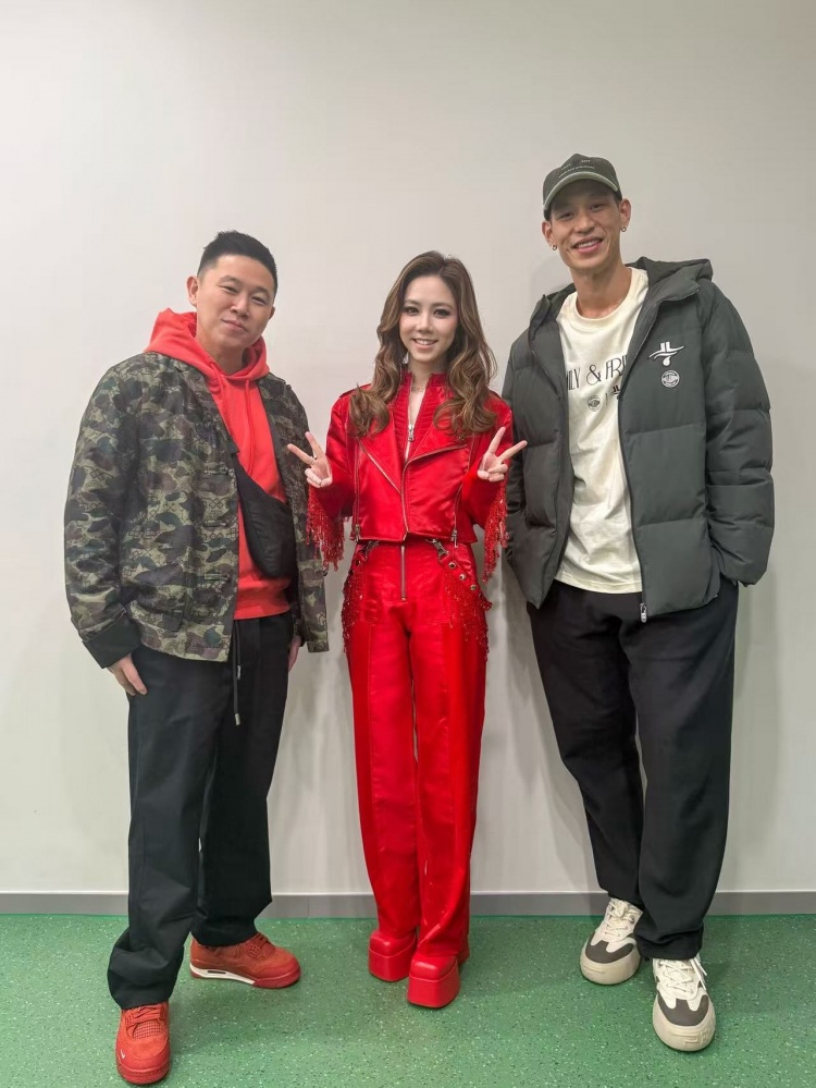 【有趣体育】也做一回歌迷！林书豪与欧阳靖在广州看邓紫棋演唱会