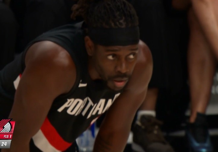 還是那個朱哥！朱·霍勒迪迎來復(fù)出 追身三分一箭穿心拿到首分！