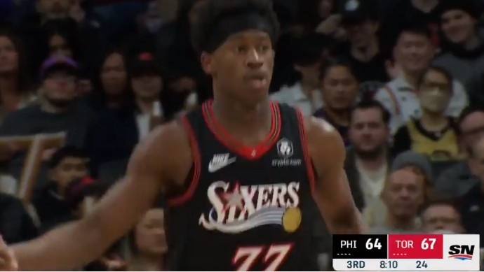 這年輕人！埃奇庫姆對抗回拉拜佛過人 隨后輕松上個空籃~