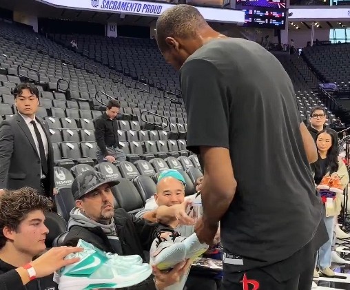 暖心阿杜！杜蘭特賽前為眾多球迷簽名 球鞋球衣合影應(yīng)有盡有