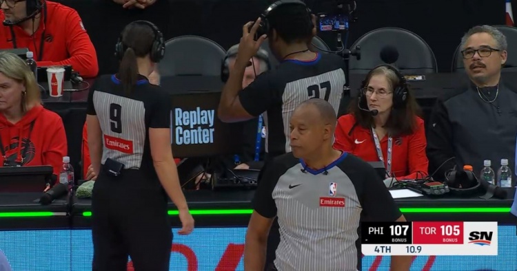 關(guān)鍵判罰！埃奇庫姆接球被切出 猛龍?jiān)偬魬?zhàn)成功奪回球權(quán)