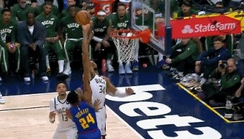 排球扣殺大帽！皮克特突破拋投 字母哥補(bǔ)防兇殘大帽直接扇出底線