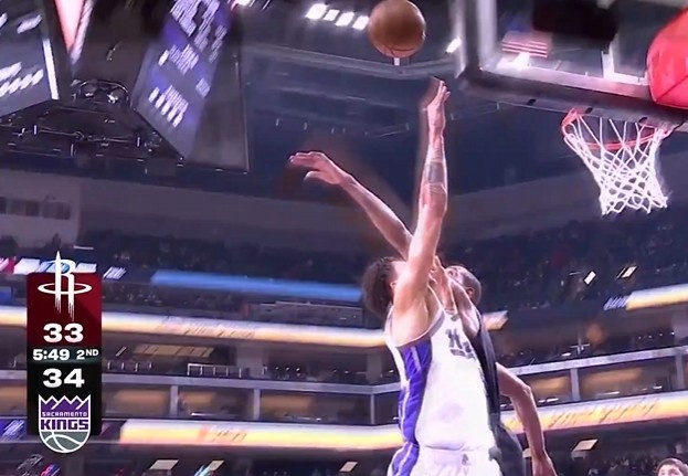 敢做動作！新秀克利福德反擊面對杜蘭特歐洲步上籃得分