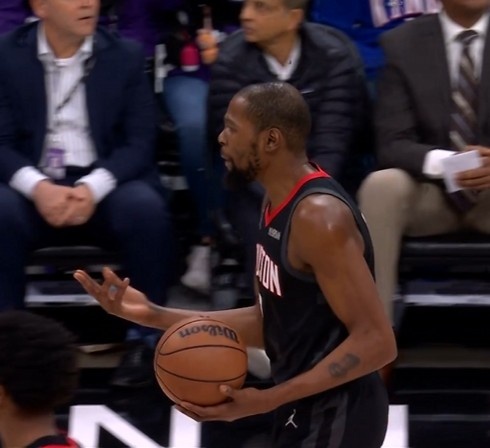 無(wú)奈了！杜蘭特拼搶時(shí)又被德羅贊造成犯規(guī) 后者兩罰全中