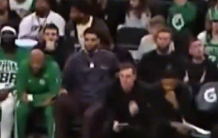 醫(yī)學(xué)奇跡！普理查德慘遭騎扣 塔圖姆被迫膝跳反應(yīng)??