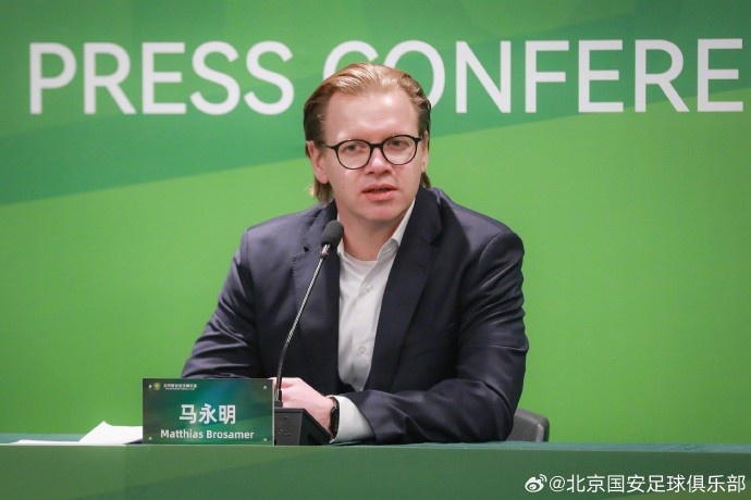 俱樂(lè)部舉行體育總經(jīng)理馬永明和主教練蒙哥馬利的就職新聞發(fā)布會(huì)