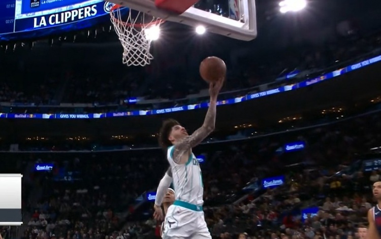 主打一個(gè)球風(fēng)飄逸！三球推進(jìn)強(qiáng)突一打三 妖嬈單手反籃取分