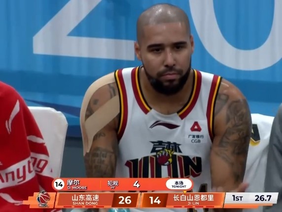 有點(diǎn)慘！摩爾被吹防守犯規(guī)抱怨還追加技犯 出場(chǎng)4分鐘4犯在身