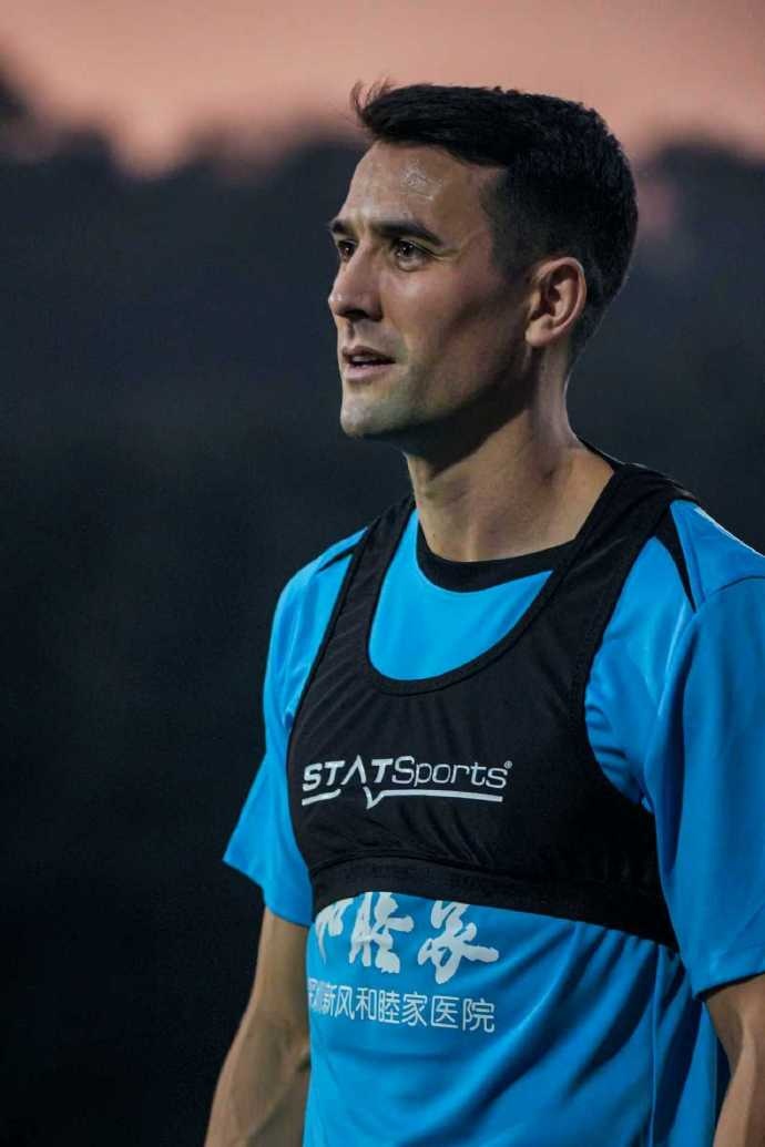 周定洋迎来首次训练 晚霞映照下的拼搏 晚安⚽