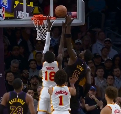 【记者观察】太冤了！艾顿抢⬅️篮板被吹犯规快急哭了 雷迪克挑战成功改⬅️⚾老鹰犯规