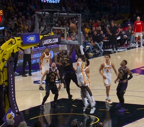 【记者观察】太冤了！艾顿抢⬅️篮板被吹犯规快急哭了 雷迪克挑战成功改⬅️⚾老鹰犯规(图4)