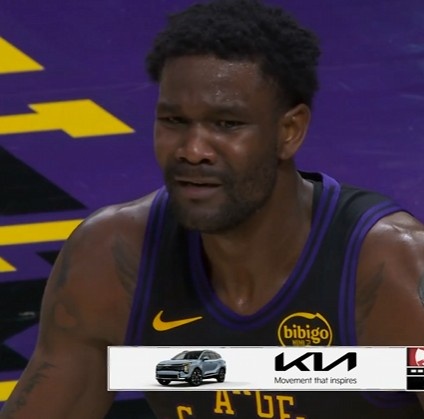 【记者观察】太冤了！艾顿抢⬅️篮板被吹犯规快急哭了 雷迪克挑战成功改⬅️⚾老鹰犯规(图2)