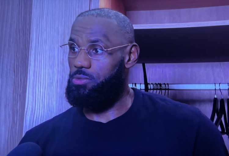 【詹姆斯】詹姆斯谈黑子：我的球迷和支持者才是我在乎的一切 其